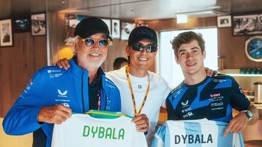 Colapinto tuvo la visita de Dybala y junto a Briatore se quedaron con la camiseta del campeón del mundo.