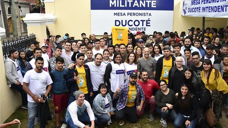 JUVENTUD. Ducoté en el medio de jóvenes que apoyan su candidatura..