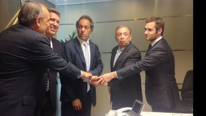 TODOS PARA UNO. Scioli, Zúccaro y Achával, ayer, durante la firma del convenio..