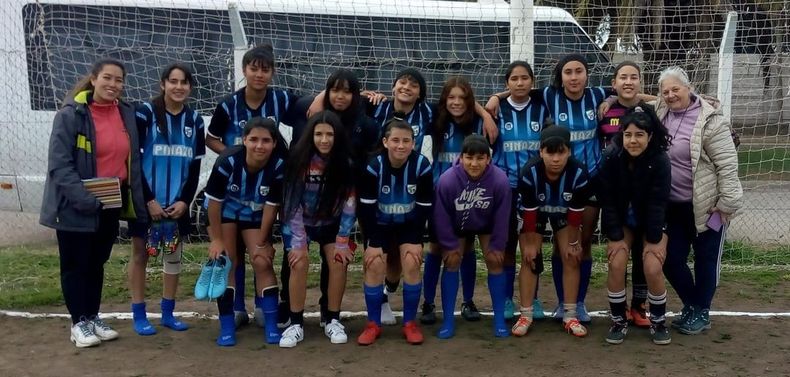 PLANTEL. Las chicas de la Escuela 25 de Pinazo competirán por una medalla en la categoría Sub 16.