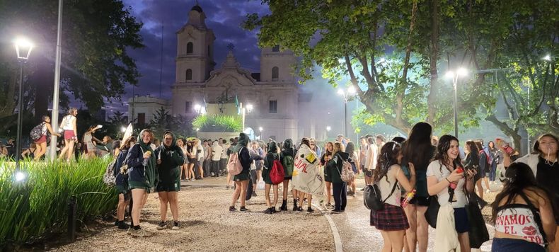 CONVIVENCIA. Alumnos de varios colegios de Pilar se reunieron en la plaza 12 de Octubre para celebrar su Último Primer Día.
