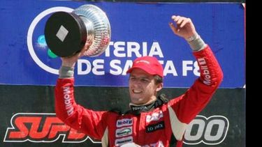 Desahogo. Rossi festeja con todo su tercera victoria de la temporada del Súper TC2000..