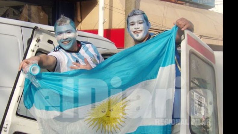Dos hinchas de le Selección que no ahorraron maquillaje..