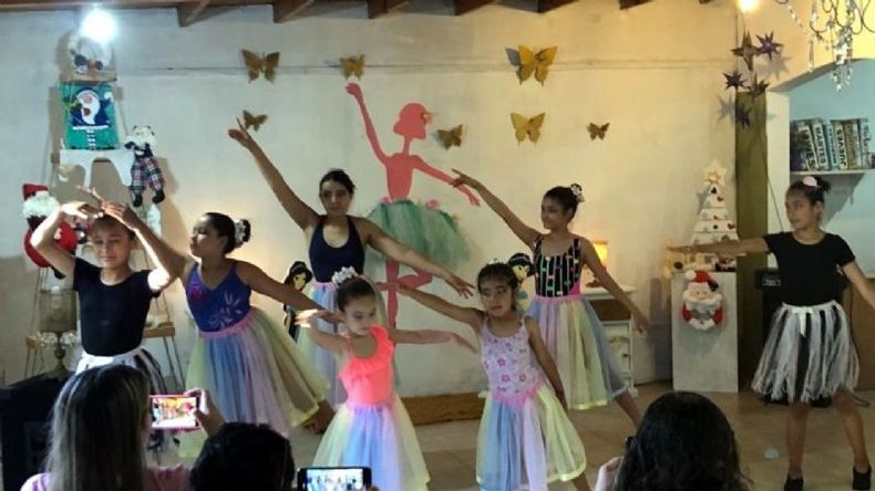 Los talleres culturales alcanzan a chicos y a grandes. .
