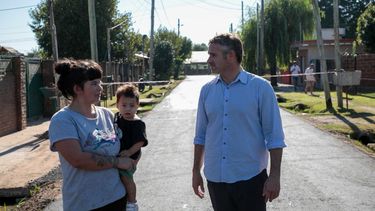 OBRAS. Achával charló con los vecinos del barrio Toro, que hace décadas esperaban el asfalto.