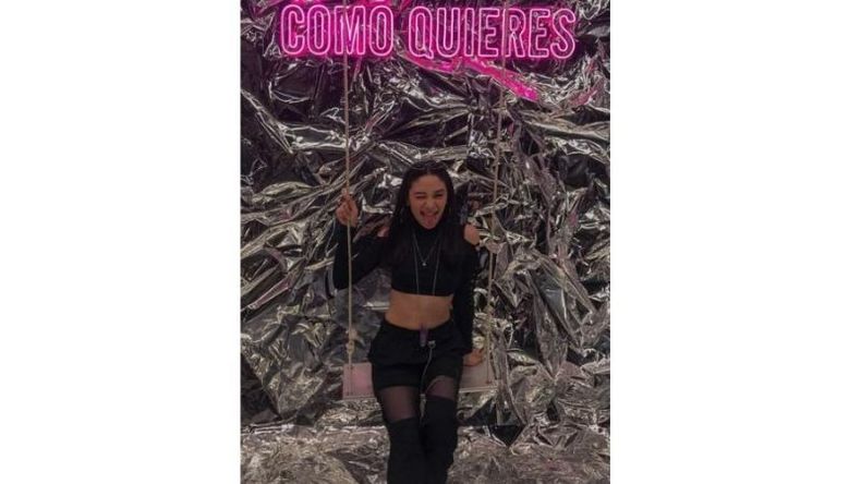 La cantante derquina Sabrina Carbonel, en la previa del show de Emilia Mernes (quien llegará a Pilar para las Fiestas Patronales), en el Movistar Arena..