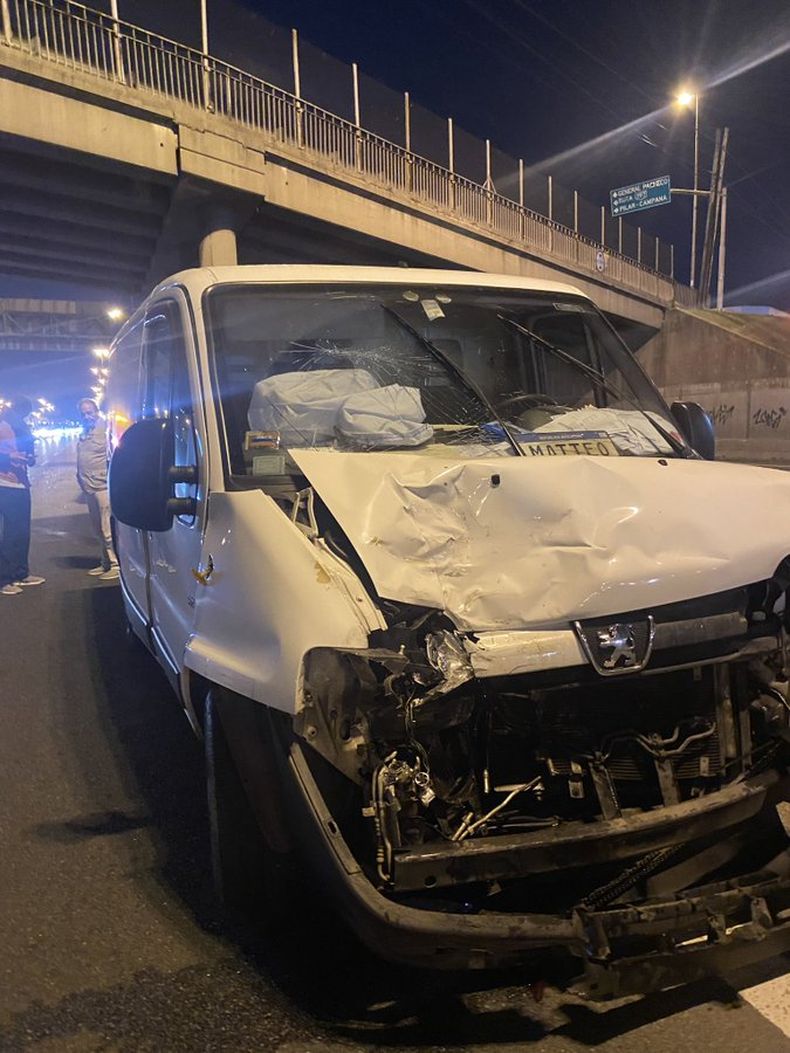 En este caso llevábamos la distancia porque los 3 habíamos llegado a frenar perfecto. El que no llegó es el de la camioneta blanca que me impacta a mí primero y a los otros dos. Josefina Pouso / @JPouso.