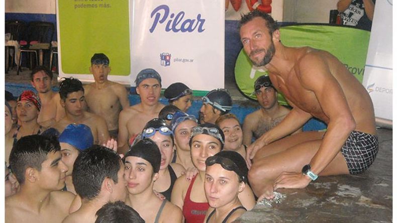 AL AGUA. Meolans charla con los chicos en la pileta de Sportivo..