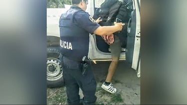 BARRIO PERUZZOTTI. Momento en el que trasladan al agresor, de 23 años.