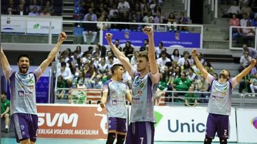 Fabián Flores celebra la victoria que lo lleva a la final de la Superliga de España.