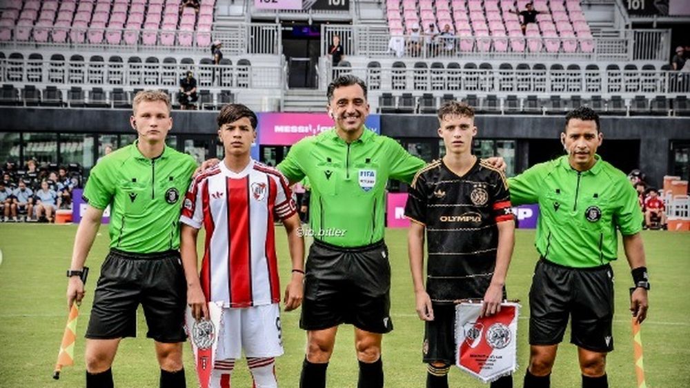 “Giorgi” Sosa posa con los árbitros y el capitán de Ajax.