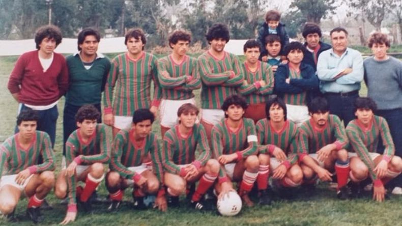 UNIÓN DE DERQUI. Arriba: Ramón Domínguez (DT), Carlos Armas, Luis ‘Cacho’ Class, Daniel Shafer, Cacho Di Santo, Ricardo Castaño y Eduardo Funes. Abajo: Sergio Sánchez, Daniel García, José Luky, De la Rosa, Fernando Solari, Roberto Wachifeler, José Nievas y Manuel Nievas..