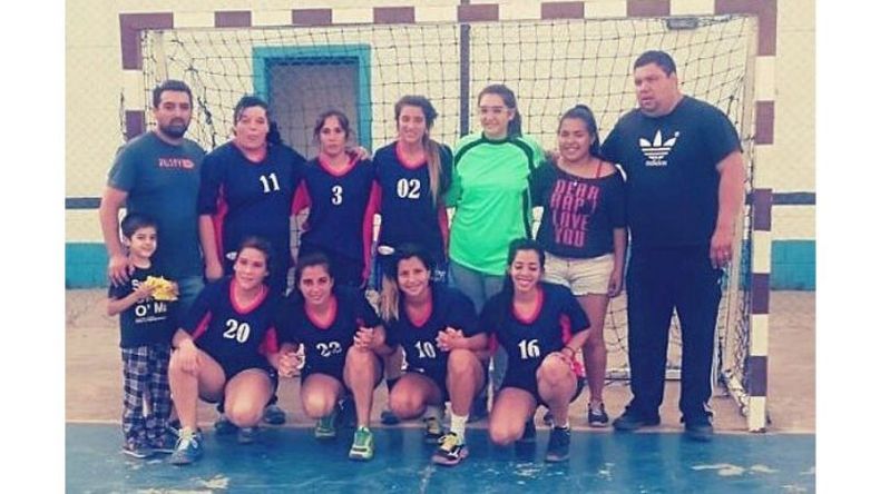 FINALISTAS. Las chicas de Muni Pilar posan para la foto, tras ganarle a Merlo..