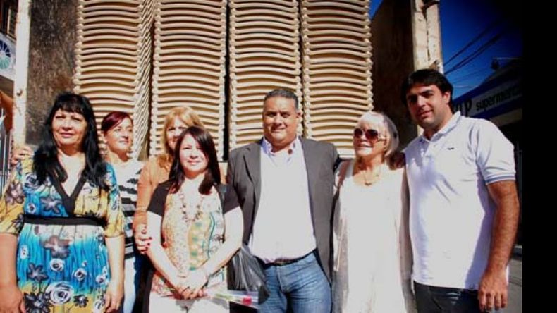 Autoridades municipales, ayer, en la entrega..