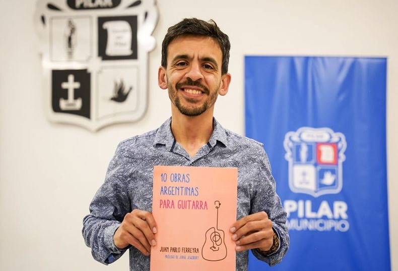 Juan Pablo Ferreyra presentó su libro 10 obras argentinas para guitarra, que será material de estudio en talleres de cultura y escuelas del distrito.