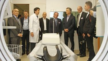 APARATOS. Macri y demás autoridades recorrieron el centro de diagnóstico inaugurado ayer. .