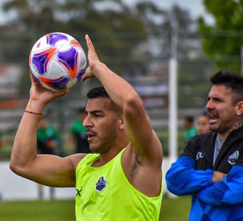 A JUGAR. Leandro Albornoz hace el lateral y Silva, de fondo, dando indicaciones.