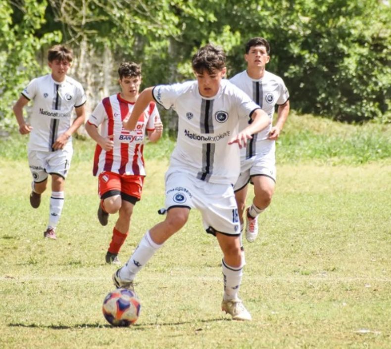 DEBUT. En su partido estreno, Higuaín hizo 3 goles en la reserva de Real Pilar.