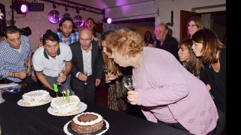 Los integrantes de la ONG soplan las velas por el tercer aniversario..