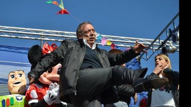 Pum para arriba La fiesta del Día del Niño organizada por la Municipalidad desbordaba de regalos para los chicos. Entre otros obsequios, hubo bicicletas y pelotas de plástico. Como se puede ver en esta foto, el intendente Zúccaro no resistió la tentación y con gran gesto técnico (dirían los viejos relatores) la revoleó hacia el público. La cara de su hija y secretaria privada, Jazmín, no se sabe si es de asombro por lo bien que le pegó su padre o de preocupación ante una posible les.