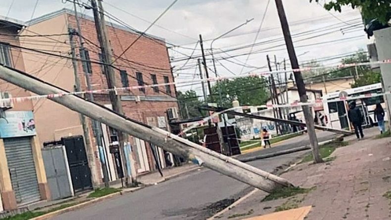 VILLA ROSA. Tres postes de luz caídos sobre la calle Moreno. Foto: @juancaimpacto..