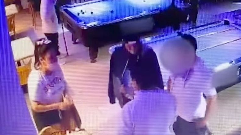 La presunta víctima (izq) junto a quien sería su asesino (de campera negra)..