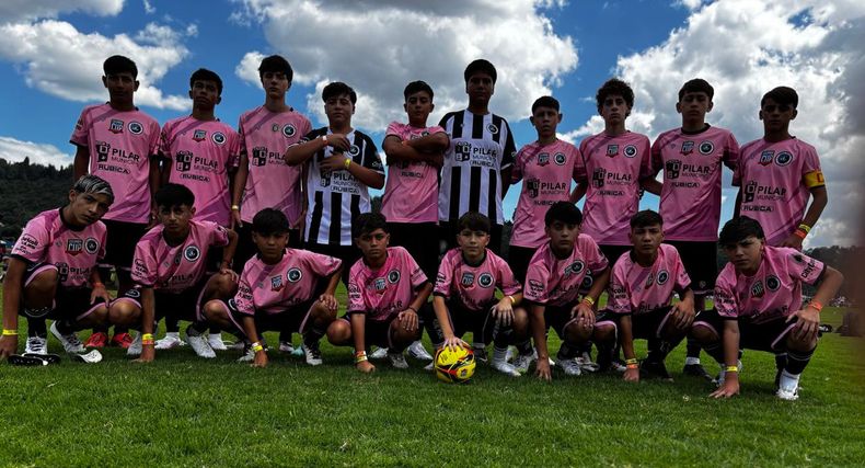 EQUIPO. La formación de la 2012 del Monarca que jugó en el complejo Maracaná de Bogotá.
