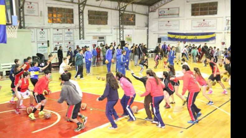 CLÍNICA. El plantel de Boca también estuvo en el Club Derqui brindando una clínica de básquet que aprovecharon los chicos de la cantera rojinegra..