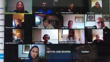 PANTALLA. La reunión de comerciantes y opositores, a distancia..