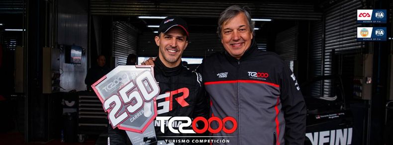 RECONOCIMIENTO. Rossi posa con el trofeo junto al presidente del TC2000, Alejandro Levy.