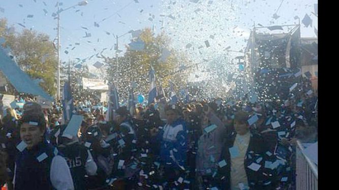 TIREN PAPELITOS. Pese al frío, unos 3 mil chicos participaron del acto en la plaza..