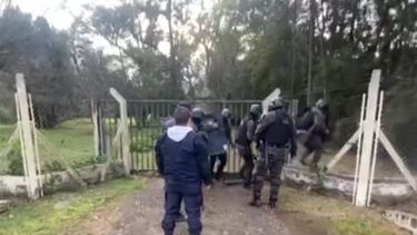 En un allanamiento realizado ayer en una casaquinta en Villa Rosa fueron detenidas dos personas por el robo a Vallier Propiedades.&nbsp;