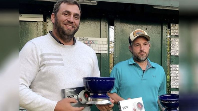 GANADORES. Vilaclara y Pugawko con los premios de Mid Amateur y Pre Senior, respectivamente..