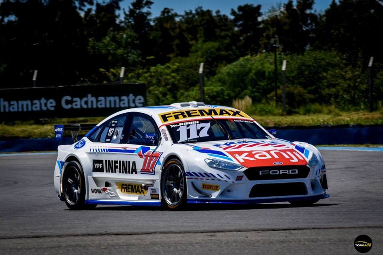 Matías Rossi girando en su retorno al Top Race V6 en Rosario.