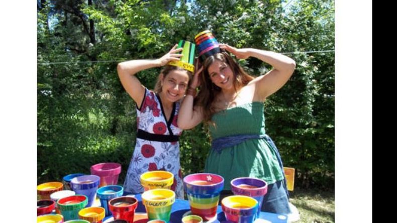Ana y Clara, orgullosas creadoras de “La plantita de Nenina”..