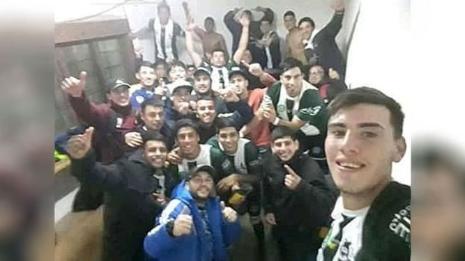 VESTUARIO. El plantel de Abrojal festeja un triunfo clave para estar en la pelea..