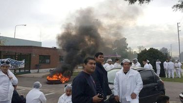 QUEMA. La protesta, ayer, frente a la planta de Campo Austral..