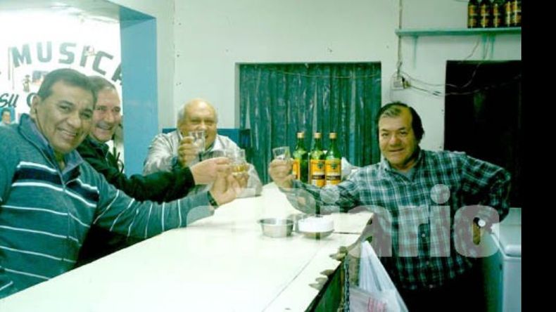 Parroquianos brindando en el bar El Laucha con caña con ruda..