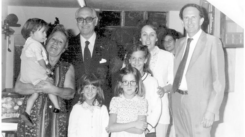 El ex presidente Arturo Frondizi, de visita por Pilar, en 1981. En la imagen, junto a la familia Poggi..