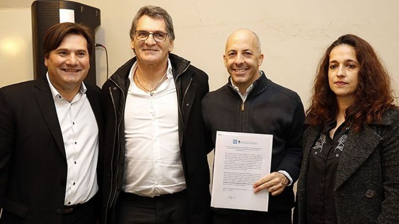 FIRMA. Ducoté, con Avruj, en su primer día tras el descanso..