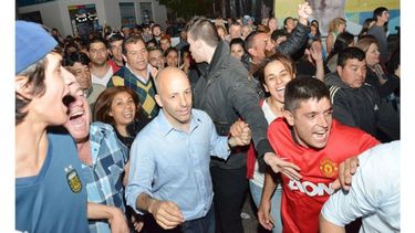 FESTEJO. Ducoté, hace un año, celebró en la plaza con sus seguidores..