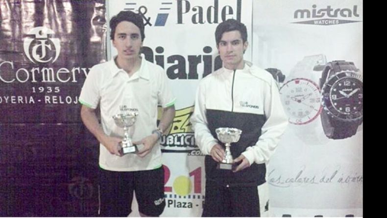Cichini y Escalante con los trofeos tras consagrarse en Cuarta..