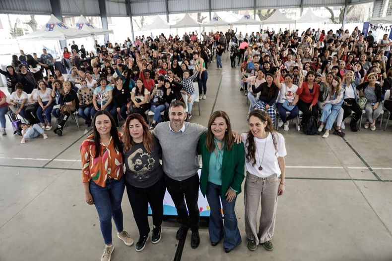 ENTREGA. Federico Achával encabezó en acto junto a Estela Díaz.