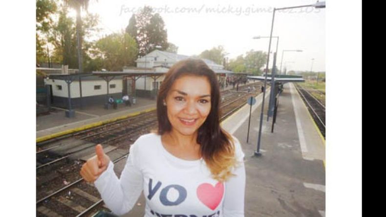 Micaela, “la chica de los viernes”, eligió la estación de trenes del San Martín para compartir la foto buena onda antes de cada fin de semana..