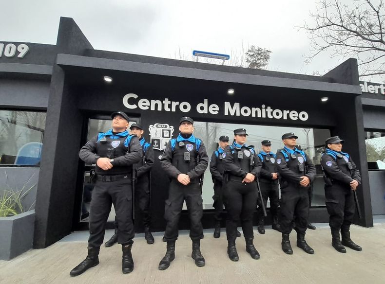 SEGURIDAD. La nueva Guardia Urbana en el Centro de Monitoreo de Villa Rosa.