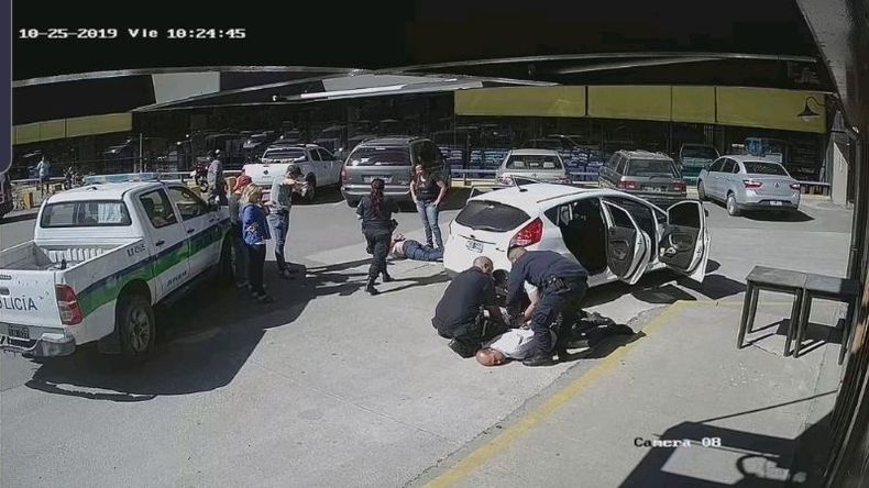 Las cámaras tomaron el momento de la detención..