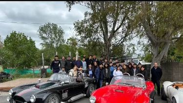 COBRA. Los alumnos de Derqui junto a algunos de los vehículos.