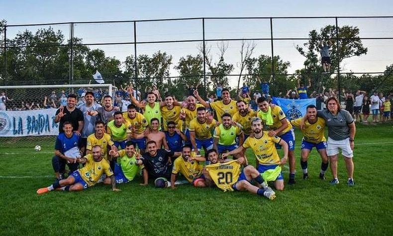 CAMPEÓN. El plantel de La Fraternidad festeja su segunda estrella en la Liga.