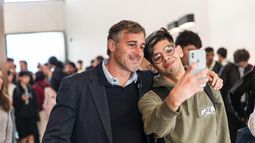 Federico Achával con estudiantes de la Universidad Nacional de Pilar en el primer día de clases de 2026. Federico Achával con estudiantes de la Universidad Nacional de Pilar en el primer día de clases de 2026.