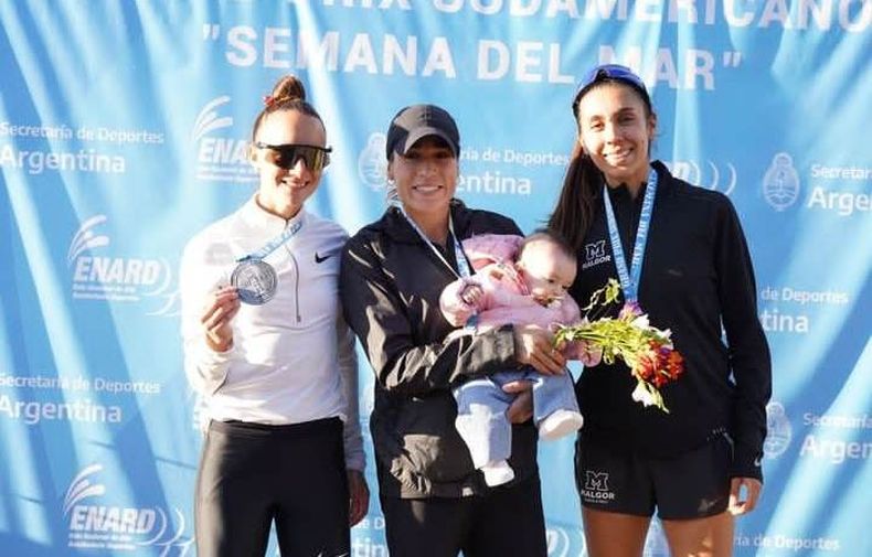 PODIO. Casetta con su hija Lina, junto a Borelli y Levaggi, en la premiación de los 3.000 metros.